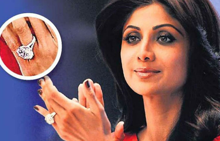 শিল্পা শেটি : শিল্পাকে ২০ ক্যারেট হীরের একটি আংটি দিয়ে প্রপোজ করেছিলেন রাজ কুন্দ্রা। যার দাম ছিল প্রায় ৩ কোটি রুপি। বাঁ-হাতের অনামিকায় সবসময় আংটিটি পরে থাকেন শিল্পা।