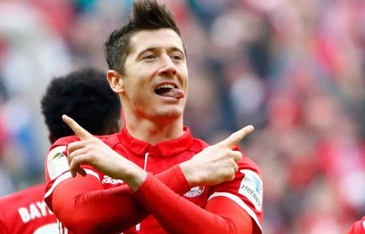 রবার্ট লেওয়ানডস্কি : এই মুহূর্তে বিশ্বের অন্যতম সেরা ফিনিশারদের অন্যতম পোলিশ তারকাকে বায়ার্ন প্রায় ৮ কোটি পাউন্ডে কিনেছিল।