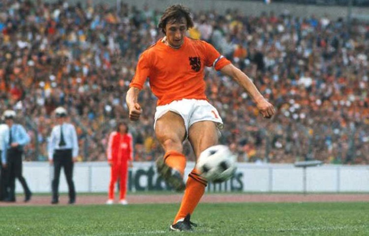 জোহান ক্রুয়েফ : টোটাল ফুটবলের জনক ইউরোপীয় ফুটবলের অন্যতম সেরা তারকা আয়াখস এবং বার্সার হয়ে অসংখ্য ট্রফি জিতেছেন। কিন্তু দেশের হয়ে ততটা সাফল্য পাননি। ১৯৭৪ সালে ক্রুয়েফদের দলকে বিশ্বের সর্বকালের অন্যতম সেরা দল বলা হয়। পুরো বিশ্বকাপ শাসন করে ফাইনালে জার্মানির কাছে ২-১ গোল হারে ডাচরা।