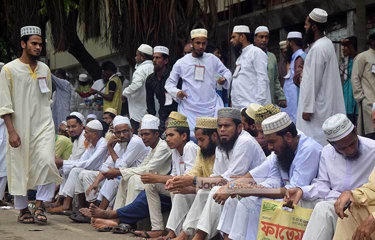 সমাবেশে প্রবেশকারীদের দীর্ঘক্ষণ তল্লাশি করে ঢুকতে দিচ্ছেন আইন-শৃঙ্খলা রক্ষাকারী বাহিনীর সদস্যরা। ৫টি গেট দিয়ে প্রবেশ শুরু হয় সকাল সাড়ে ১১টা থেকে। ছবি : মাহবুব আলম