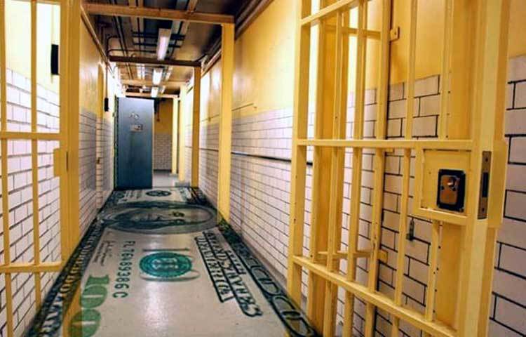 এই বিলাসবহুল জেলখানাটি ক্যালিফোর্নিয়া পে টু স্টে-এ অবস্থিত।