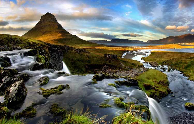 কির্কজুফেল, আইসল্যান্ড : এই পাহাড়ের সৌন্দর্য দেখলে এক নিমেষেই মুগ্ধ হতে হয়।
