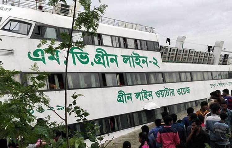 লঞ্চ দুর্ঘটনার খবর শুনে উৎসুক জনতা দেখতে এসেছে। এ ঘটনায় কার্গোটি পানিতে ডুবে গেছে।