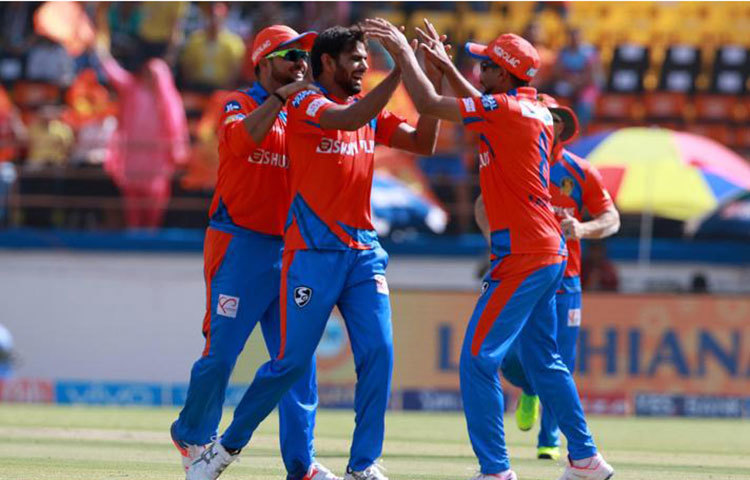 ব্যাটিংয়ের মতোই উইকেটের পিছনেও ভালো পারফরম্যান্স দেখান কার্তিক। তিনি একটি রেকর্ডও গড়লেন। আইপিএলের ইতিহাসে প্রথম উইকেটকিপার হিসেবে ১০০টি শিকার করলেন কার্তিক।