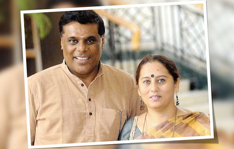 রাজসি বড়ুয়া : আশিষ বিদ্যার্থীর স্ত্রী তিনি। এক সময়ে তিনি রেডিও জকি হিসেবে খ্যাতি লাভ করেছিলেন।