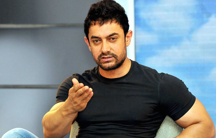 আমির খান : বয়সে শাহরুখের চেয়ে কয়েক মাসের বড়, তবে ভক্তের বিবেচনায় কয়েক লাখ কম। বলিউডের অন্যতম আলোচিত অভিনেতা আমির খানের অনুসারী এক কোটি সত্তর লাখ।