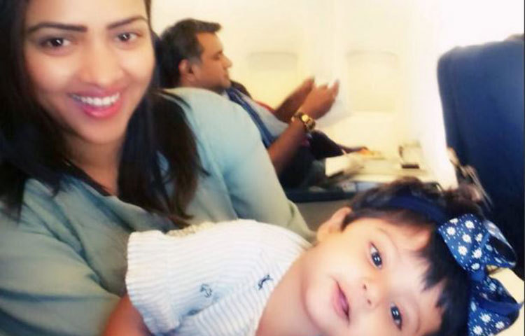 গত বছর আইপিএল চলাকালীনই নেদারল্যান্ডসে জন্ম হয় গ্রেসিয়ার। সেই সময় স্ত্রী প্রিয়ঙ্কার পাশে থাকতে আইপিএলের ম্যাচ না খেলে নেদারল্যান্ডসে যান রায়না।