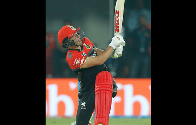 এবি ডি ভিলিয়ার্স : আইপিএলের অন্যতম সেরা খেলোয়াড় এবি ডি ভিলিয়ার্স ১২৪টি ম্যাচ খেলে ৩৯.৫৫ গড়ে ৩৪০২ রান করেছেন। তিনি ৩টি শতরান ও ২২টি অর্ধশতরান করেছেন আইপিএলে।