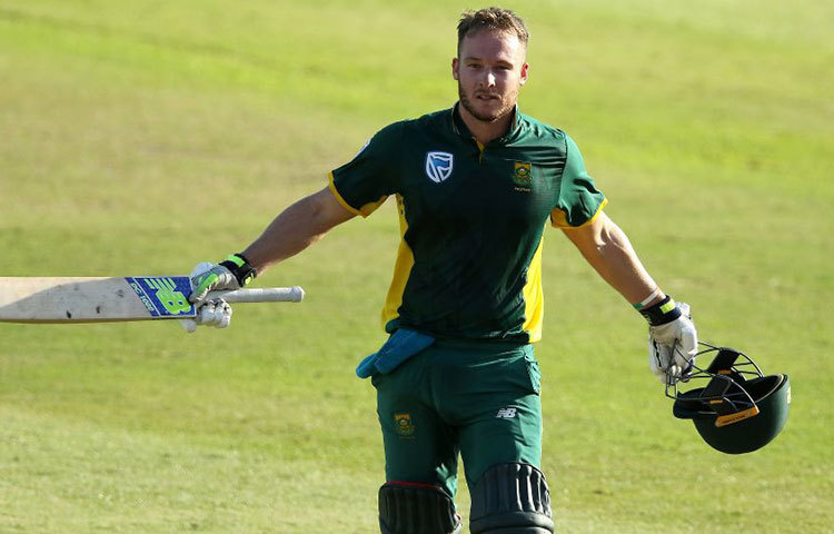 ডেভিড মিলার : কিংস ইলেভেন পাঞ্জাবের হয়ে খেলা দক্ষিণ আফ্রিকার বিস্ফোরক ব্যাটসম্যান ডেভিড মিলার ২০১৩ সালে আরসিবির বিরুদ্ধে মাত্র ৩৮ বলে শতরান করেন।