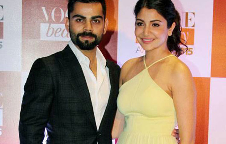 বিরাট কোহলি-অনুশকা শর্মা : দীর্ঘদিন ধরে নিজেদের সম্পর্কের কথা চেপে রাখলেও শেষমেষ ২০১৪ সালে নিজেদের সম্পর্কের বিষয়ে মিডিয়ার কাছে খোলাখুলি ঘোষণা করেন বিরাট ও অনুশকা।