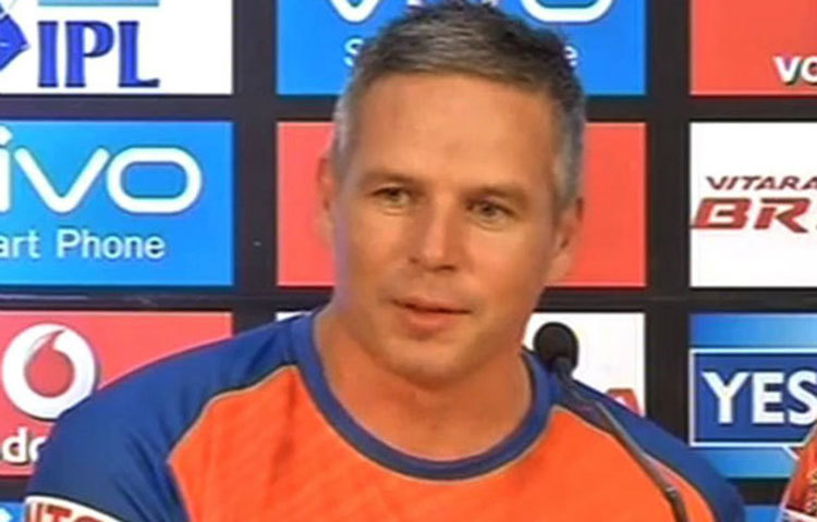 ব্র্যাড হজ : অস্ট্রেলিয়ার টি-টোয়েন্টি স্পেশালিস্ট ব্র্যাড হজ বিশ্বজুড়ে ঘুরে টি-টোয়েন্টি ক্রিকেট খেলেছেন। ২৭০টি ইনিংসে তিনি ৩৬.৮৭ গড়ে ৭৩৩৮ রান করেছেন।