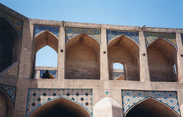 খাজু ব্রিজ : ইরানে ১৬৬৭ সালে দ্বিতীয় শাহ আব্বাস এটি নির্মাণ করার জন্য আদেশ দেন। দারুণ কারুকার্য খচিত সেতুটি নির্মাণ করা হয়েছিল জাইয়ান্দাহ নদী পারাপারের জন্য। বাঁধ এবং স্লুইস গেট হলো এর প্রধান আকর্ষণ।