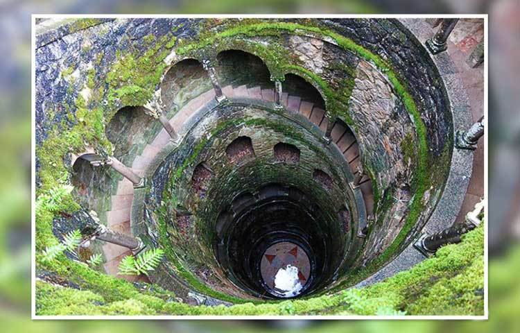 পর্তুগালে অবস্থিত কুইন্টা দা লেগাতেইরা-তে রয়েছে একজোড়া কুয়ো, যা মাটির অনেক গভীরে অবস্থিত। যদিও এই কুয়ো কখনও ব্যবহার করা হত না। এই কুয়ো থেকে ওঠার জন্য অদ্ভুদ এক ধরণের সিঁড়ি নির্মাণ করা হয়ে। আজ এটি পর্যটকদের কাছে বিশেষ আকর্ষণীয় জায়গা।