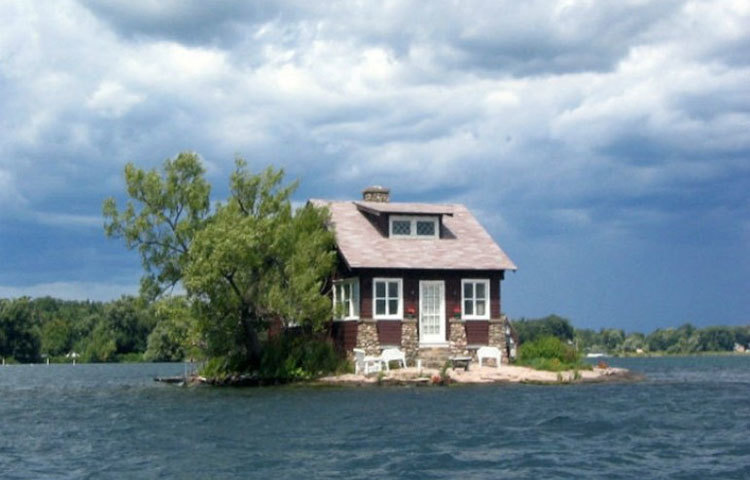 কানাডার সেন্ট লরেন্স নদীর উপর একটা ছোট দ্বীপ, আর তার উপরেই এই ছোট্ট বাসা।