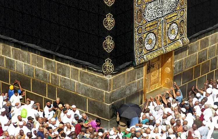 মক্কা : অবস্থাসম্পন্ন মুসলমানদের জীবনে অন্তত একবার হজে যাওয়ার বিধান রয়েছে। পাঁচদিনের হজে কাবা শরিফের চারপাশে সাত বার হাঁটা এবং সেটিকে স্পর্শ করার রীতি প্রচলিত রয়েছে। মহানবী মোহাম্মদ (সা.) এর জন্ম হয়েছিল মক্কায়।