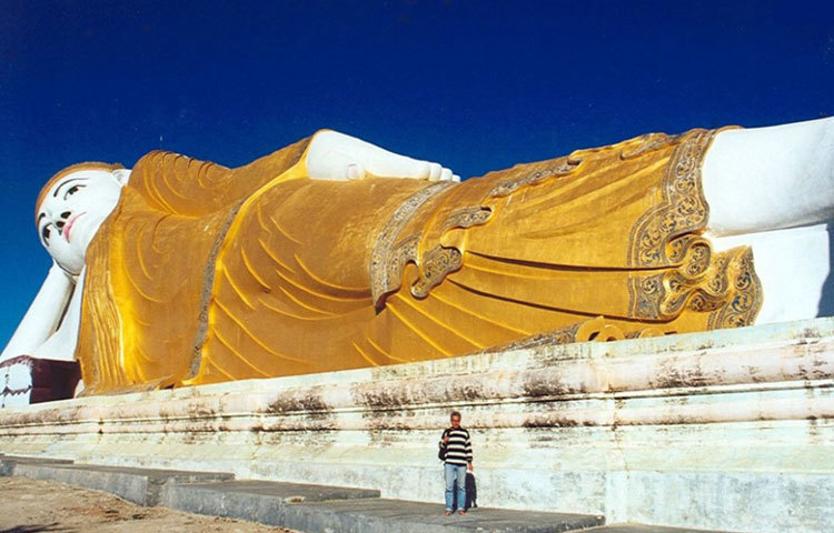 দ্য মোনিওয়া বুদ্ধ : মায়ানমারে অবস্থিত এই শায়িত বুদ্ধমূর্তিটির দৈর্ঘ্য ৩০০ ফুট। ১৯৯১ সালে এটিকে তৈরি করা হয়।