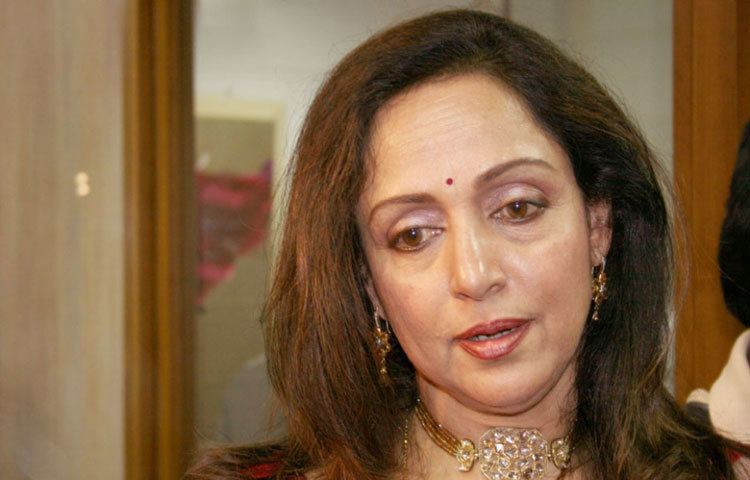 হেমা মালিনী : ২০০৪ সালে আনুষ্ঠানিকভাবে যোগ দেন বিজেপিতে। বর্তমানে মথুরার সাংসদ তিনি।