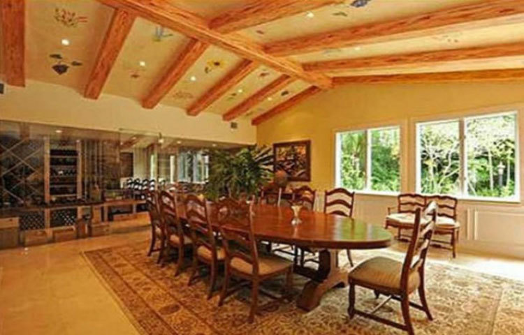 বাড়ির উপাদান : ৫০০ বছরের পুরনো বহুমূল্যবান ডগলাস ফার গাছের কাঠ দিয়ে তৈরি এই বাড়ির বেশিরভাগ অংশ।