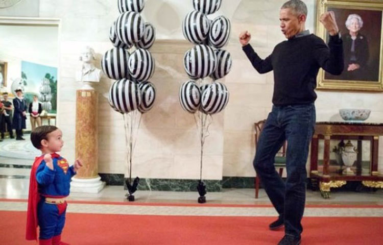 মজার ঢঙে খুদে সুপারম্যানের সঙ্গে শক্তি পরীক্ষা চলছে ওমাবার।