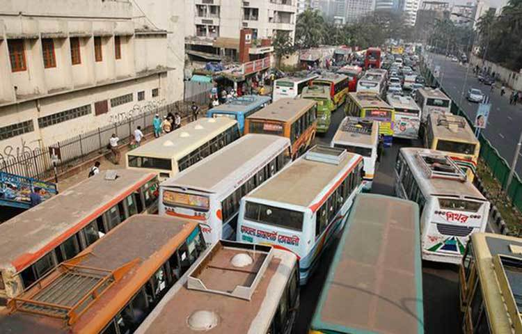 বড় সমস্যা যানজট : এশিয়ার অনেক বড় শহরেই যানজট বড় সময়ে। তবে &lsquo;রাশ আওয়ার&rsquo;, অর্থাৎ ব্যস্ত সময়ে যানজটের হিসেবে ঢাকার অবস্থা সম্ভবত সবচেয়ে খারাপ। তাই ঢাকায় ঘুরতে যাওয়ার আগে বিষয়টি মাথায় রাখবেন।