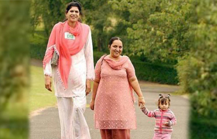 পাকিস্তানের জয়নব বিবি ৭ ফুট ২ ইঞ্চি উচ্চতা নিয়ে চতুর্থ অবস্থানে আছেন। বর্তমানে ইনি ব্রিটেনে বাস করেন।