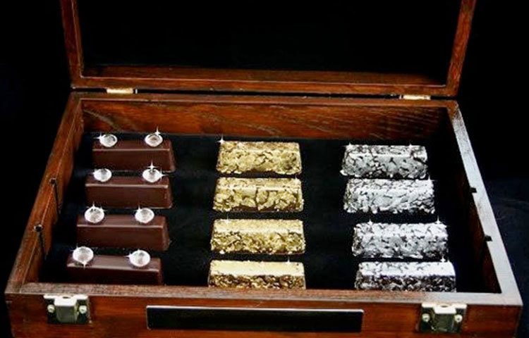 &lsquo;গোল্ড অ্যান্ড ডায়মন্ড চকোলেটস&rsquo;। মজাদার এই চকলেটের দাম ১২৫০ ডলার।