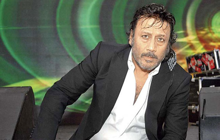 জ্যাকি শ্রফ : একটা সময় হাতে কোনো কাজই ছিল না এই অভিনেতার হাতে। নিজের প্রোডাকশন হাউজ লোকসানে ডুবে যাচ্ছিল। ২০০৮ সালে তার আর্থিক অবস্থা এতটাই খারাপ হয়ে যায় যে সাজিদ নাদিয়াদওয়ালার থেকে বেশ বড় অঙ্কের টাকা ধার করেন।