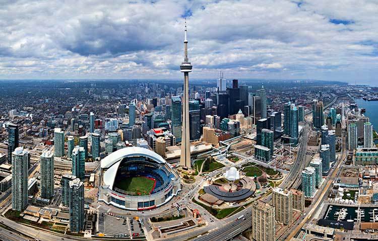 টরেন্টো, কানাডা : এই শহরের মায়ায় পড়ে বিভিন্ন দেশের আরামপ্রিয় মানুষ স্থায়ীভাবে বসবাসের জন্য ছুটে আসেন।