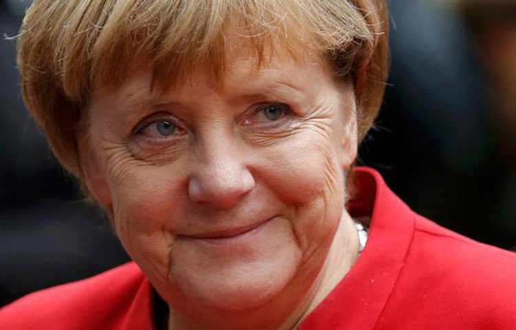 আঙ্গেলা মার্কেল : জার্মানির চ্যান্সেলর আঙ্গেলা মার্কেল বছরে বেতন হিসেবে পান ২ লাখ ৩৪ হাজার ৪০০ মার্কিন ডলার।