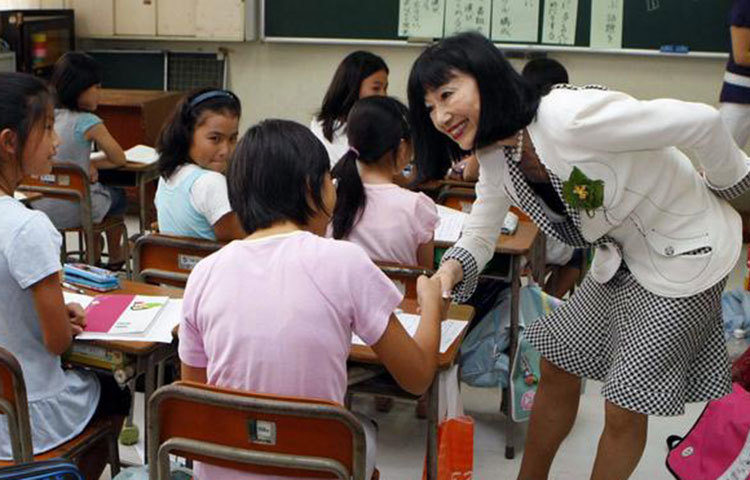 সিঙ্গাপুর, চতুর্থ : বিজ্ঞান, রিডিং ও গণিত বিষয়ে বিভিন্ন দেশের ১৫ বছর বয়সি শিক্ষার্থীদের মান যাচাইয়ের পদ্ধতি হচ্ছে &lsquo;পিসা&rsquo;। এই তালিকায় সিঙ্গাপুরের শিক্ষার্থীরা সবসময় ভালো করে থাকে। তবে সে দেশে শিক্ষার্থীদের বেশ চাপে রাখা হয়।