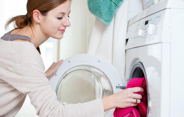 কাপড় বা থালাবাসন পরিষ্কারে সতর্ক হন : কাপড় ধোয়া বা থালাবাসন পরিষ্কারের মেশিন এখন ক্রমশ জনপ্রিয় হচ্ছে। পুরোপুরি ভর্তি না হওয়া অবধি এ সব মেশিন ব্যবহার থেকে বিরত থাকুন।