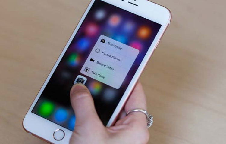 আইফোন সিক্স এস প্লাস : বিশ্বের সবচেয়ে বিক্রিত স্মার্টফোনের মধ্য চতুর্থ স্থানেও অ্যাপলের। আইফোন সিক্স এস প্লাস রয়েছে এই জায়গায়। মোবাইলটির দাম ৪০ হাজার টাকার কাছাকাছি।