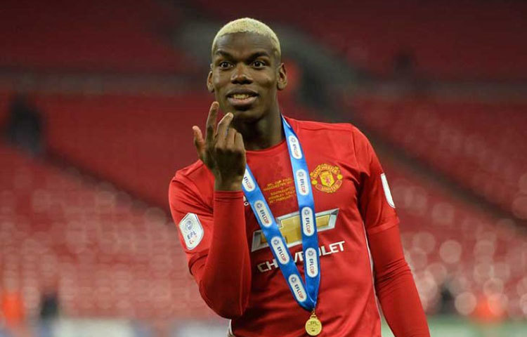 পল পোগবা : ফরাসি এই অ্যাকাটিং মিডফিল্ডারকে ৮ কোটি ইউরোয় কিনে সবাইকে চমকে দিয়েছিল ম্যানচেস্টার ইউনাইটেড। পোগবাকে অনেকেই ভবিষ্যতের ব্যালন ডি অব বলতে শুরু করেছেন।