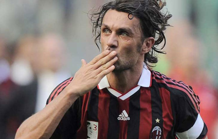 পাওলো মালদিনি : বিশ্বের সর্বকালের সেরা ডিফেন্ডারের তালিকায় অনায়াসে চলে আসবেন এই ইতালীয়। ক্লাব পর্যায়ে বহু ট্রফি জেতা মালদিনি দেশের হয়ে ট্রফি জেতার দোড়গোড়ায় এলেও জিততে পারেননি। ১৯৯৪ সালের বিশ্বকাপ এবং ২০০০ সালের ইউরোয় রানার্স হয় ইতালি।