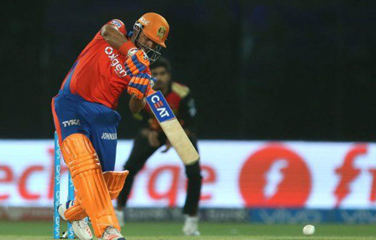 সুরেশ রায়না : আইপিএলে সর্বোচ্চ রান সংগ্রহের তালিকায় দ্বিতীয় সুরেশ রায়না। ১ সেঞ্চুরি ও ২৮ টি হাফসেঞ্চুরির সাহায্যে ৪০৯৮ রান করেছেন তিনি।