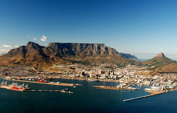 টেবল মাউন্টেন, দক্ষিণ আফ্রিকা : সুন্দর এই পাহাড়ের চারদিকের বিস্তীর্ণ জলরাশি পাহাড়ের সৌন্দর্য আরো বাড়িয়ে দিয়েছে।