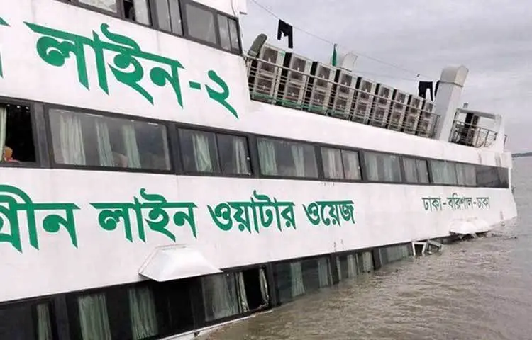 গ্রীন লাইন-২ লঞ্চের নিচের অংশও পানিতে তলিয়ে গেছে। শনিবার (২২ এপ্রিল) বিকেল পৌনে ৪টার দিকে এ ঘটনা ঘটে।