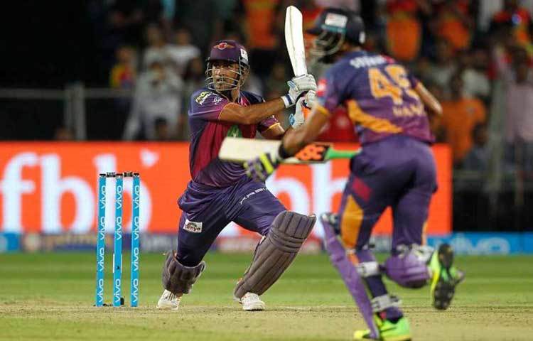 সফলভাবে রান তাড়া করার ক্ষেত্রে ব্যাটিং গড়ের হিসেবে দ্বিতীয় স্থানে ধোনি। রান তাড়া করে জয়ের ক্ষেত্রে তার গড় ৫৮.২৮। ধোনির আগে আছেন গেইল। তার গড় ৬৯.৮৮।