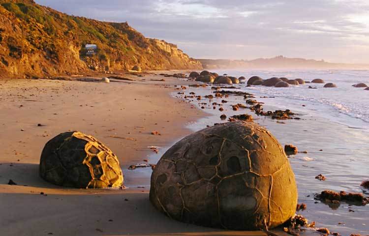 কোয়কোহে বিচ, নিউজিল্যান্ড : ডাইনোসরের ডিমের মতো বিশালাকার পাথরে ভরা এই সমুদ্রতট। তাই তার অন্য এক নাম &lsquo;ড্রাগন এগস বিচ&rsquo;।