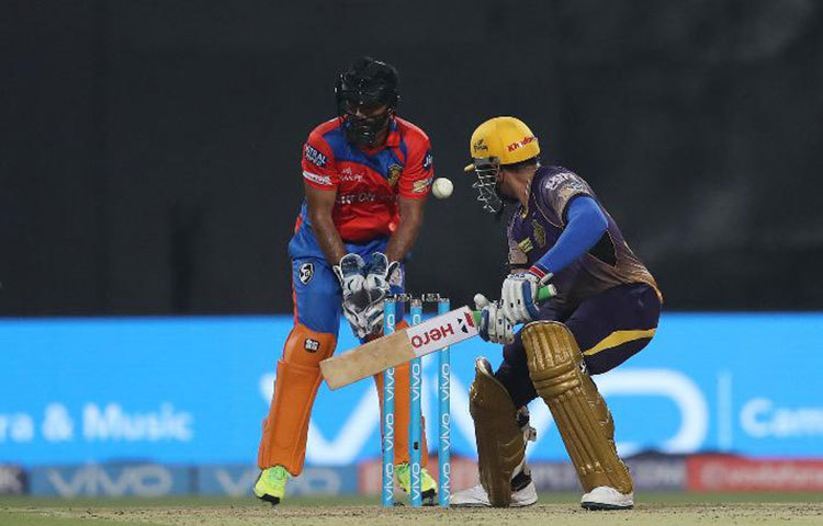 আইপিএলের ইতিহাসে প্রথম উইকেটকিপার হিসেবে ১০০টি শিকার করলেন কার্তিক।