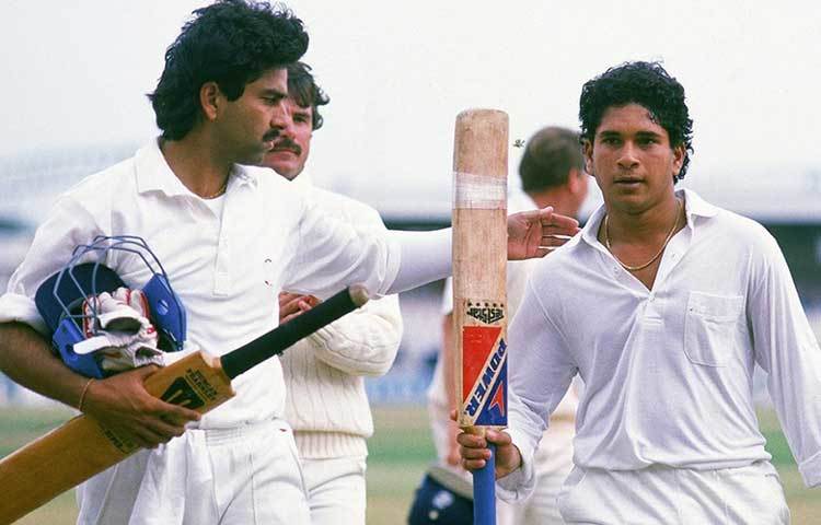 ওল্ড ট্র্যাফোর্ডে ইংল্যান্ডের বিরুদ্ধে প্রথম টেস্ট শতরান করার পর শচীন।