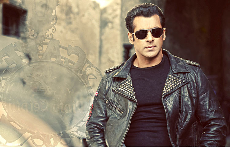 সালমান খান : বলিউডের তিন খান জনপ্রিয়তার বিচারে বরাবরই কাছাকাছি অবস্থান করেন। টুইটারেও তার ব্যতিক্রম নেই। এক কোটি ষাট লাখ অনুসারী নিয়ে সালমান খান আছেন তালিকার চার নম্বরে।