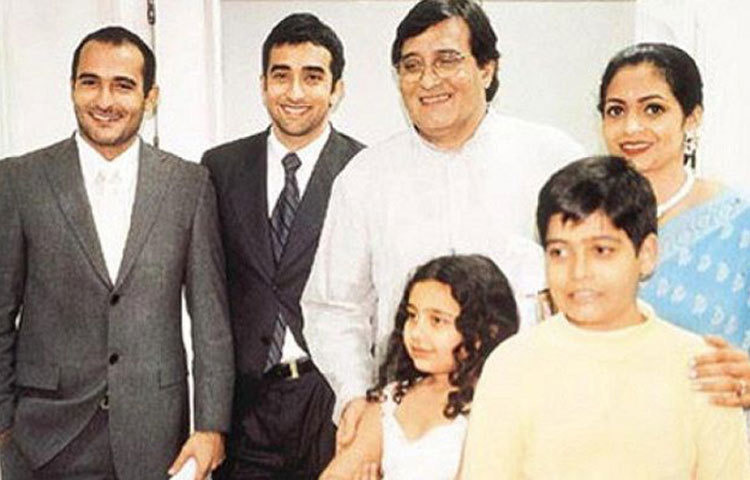 গীতাঞ্জলির গর্ভে তার দুই বড় ছেলে রাহুল ও অক্ষয় খান্না। বিনোদের পুরো পরিবার রয়েছে এই ছবিতে। নেই শুধু গীতাঞ্জলি।