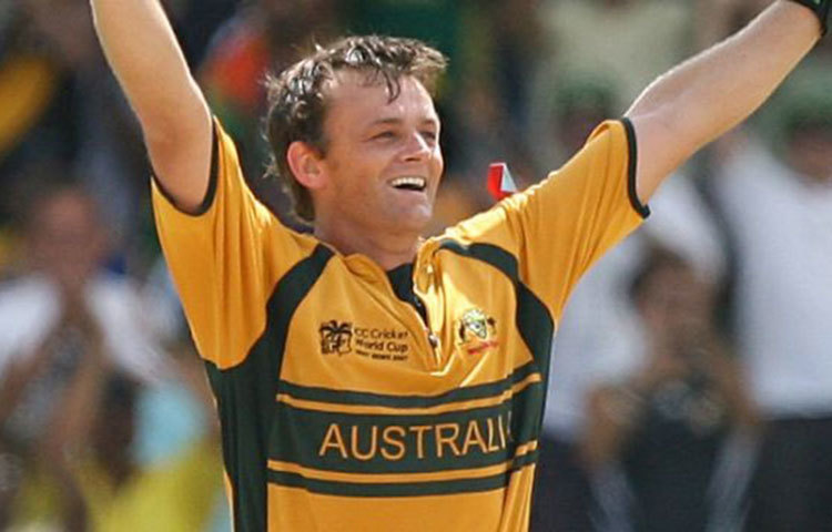 অ্যাডাম গিলক্রিস্ট : ডেকান চার্জার্সের হয়ে খেলা অ্যাডাম গিলক্রিস্ট ২০০৮ সালে আইপিএলের উদ্বোধনী আসরে মুম্বাই ইন্ডিয়ান্সের বিরুদ্ধে মাত্র ৪২ বলে শতরান করেন।