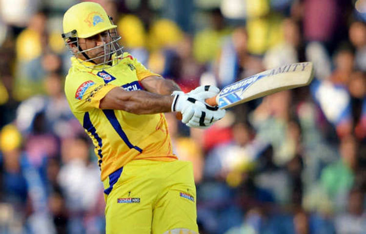 মহেন্দ্র সিং ধোনি : ধোনি নিশ্চিতভাবে আইপিএল ইতিহাসে অন্যতম সেরা অধিনায়ক। ২০১৭ সালেই রাইজিং পুনে সুপারজায়েন্টস কর্তৃপক্ষ তাকে অধিনায়কের পদ থেকে সরিয়ে তরুণ স্টিভ স্মিথকে অধিনায়ক বানায়। ২০০৮ সাল থেকে ২০১৬ সাল পর্যন্ত অধিনায়ক ছিলেন ধোনি।