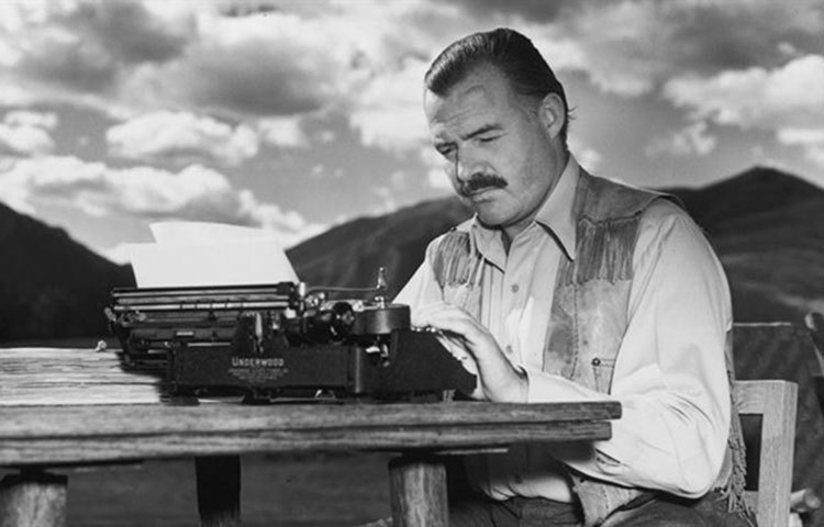 আর্নেস্ট হেমিংওয়ে : বিশ্ববিখ্যাত নোবেল জয়ী এই লেখক আত্মহত্যার আগে স্ত্রীকে বলেছিলেন, শুভরাত্রি আমার বিড়ালছানা।&rsquo;