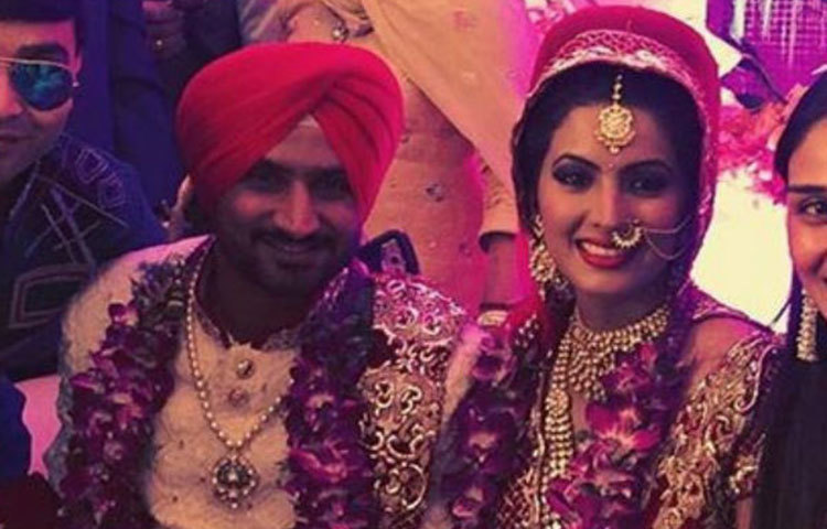 হরভজন সিং-গীতা বসরা : বেশ কিছুদিন &lsquo;শুধুমাত্র ভাল বন্ধু&rsquo; থাকার পর শেষমেষ নিজেদের প্রেমের কথা স্বীকার করে নিয়ে ২০১৫ সালে ২৯ অক্টোবর বিবাহবন্ধনে আবদ্ধ হন গীতা-হরভজন।