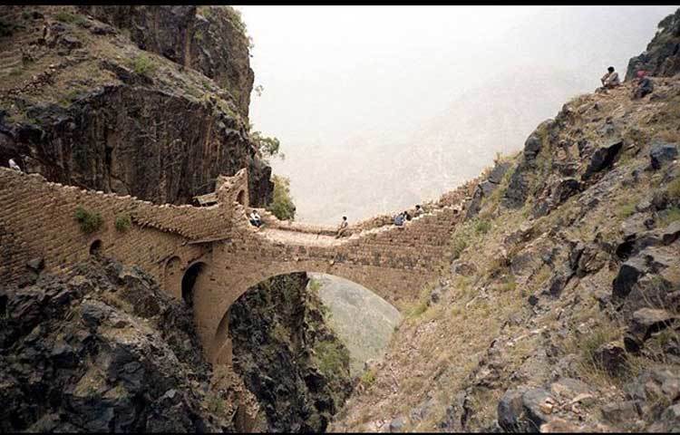 সাহারা সেতু : ১৭ শতাব্দীতে ইয়েমেনে এ সেতুটি পাওয়া যায়। সেতুটি ২০০ মিটার লম্বা এবং ৬৫০ ফুট উঁচু। এটি জাবাল-আল-আমির ও জাবাল-আল-ফাসিহ নামের দুটি পাহাড়ের মাঝে অবস্থিত।