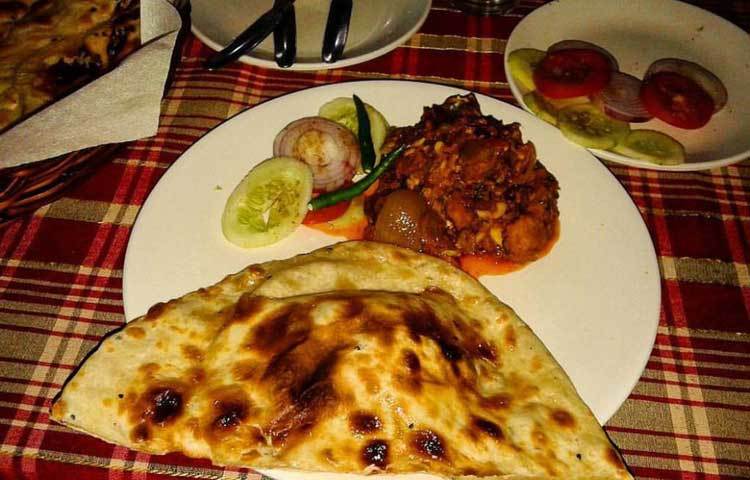 নান রুটি নামের এই মজাদার খাবারটি পারস্য থেকে এসেছে। এটি মুঘলরা এ অঞ্চলে এনেছিল।