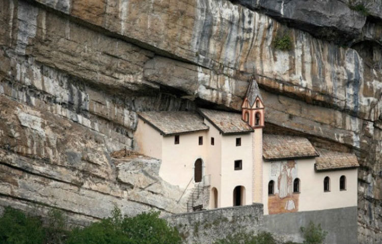ইতালির সান কোলোম্বানোতে পাহাড়ের গায়ে একটি চার্চ। এর অবস্থান বিস্ময় জাগানোর জন্য যথেষ্ট।